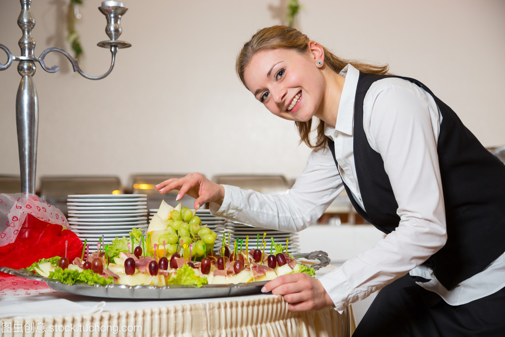 餐饮服务雇员或服务员准备一顿自助餐